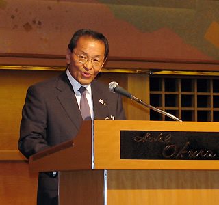 あいさつする小田会長