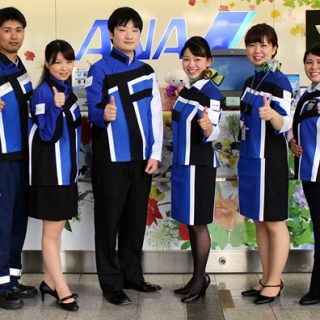 福島空港 職員が 隊員服 でおもてなし