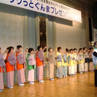 温泉旅館の女将らも成功を祝い杯を掲げた