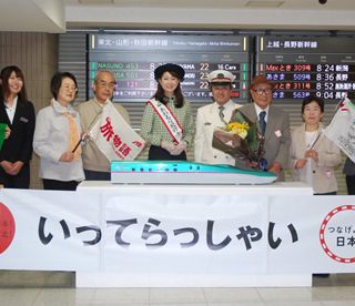 出発前の記念撮影(右から4番目が大石さん)