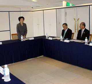 旅館3団体などの会長が出席(左から2番目が小口委員長)