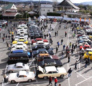 レトロカーも台数が集まれば集客の大きな手段だ(豊後高田市のホームページより)