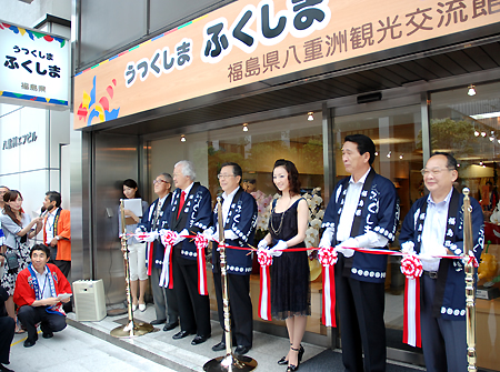 佐藤雄平知事(写真左から3人目)や女優の白羽ゆりさん(同4人目)がテープカット