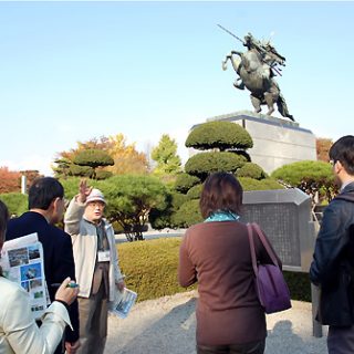 合戦について説明する佐藤さん