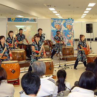 沖縄県渡嘉敷島のよる創作太鼓のステージ