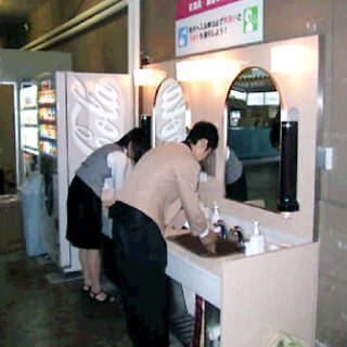 従業員出入り口前で必ず手洗い、うがいをする(岐阜県・高山グリーンホテル)