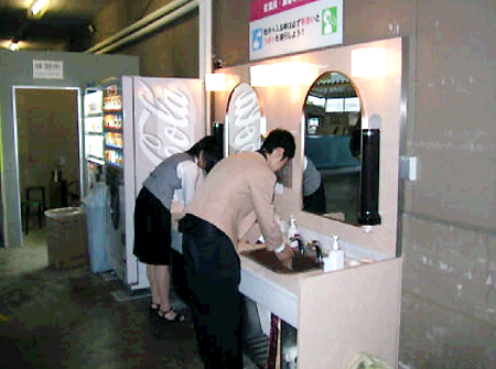 従業員出入り口前で必ず手洗い、うがいをする(岐阜県・高山グリーンホテル)