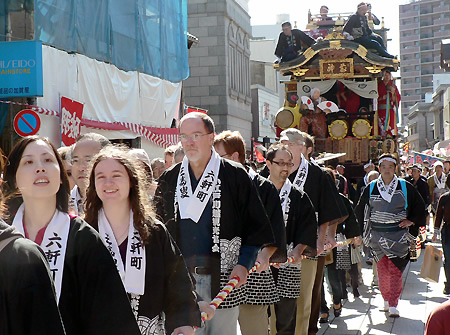 川越まつりで外国人が山車曳き