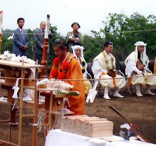 高原で行われた山伏による護摩祈祷