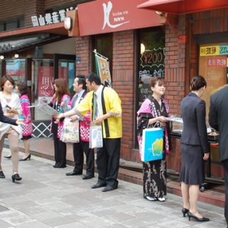 岡山県大阪事務所前で