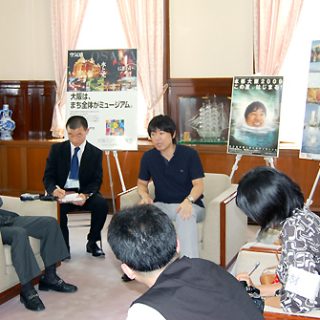 橋本知事と会見する韓国メディア