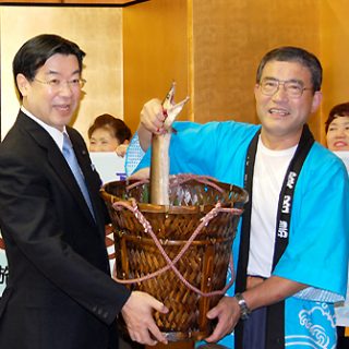 活きハモを贈呈した
