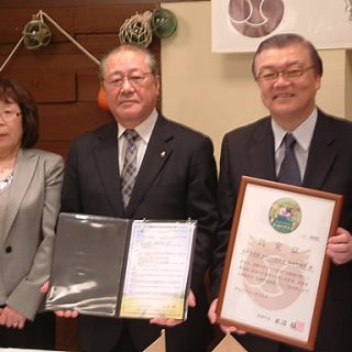調印式に臨んだ(右から)山崎社長、水沼町長、戸田観光協会長
