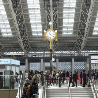 にぎわう「時空(とき)の広場」の入口付近