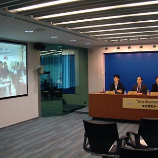 3ヵ国との中継映像(左)に語りかける日本側関係者