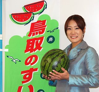 観光大使の森本さん。大栄西瓜を手に
