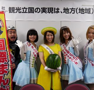 親善大使とキャラバン隊の一行
