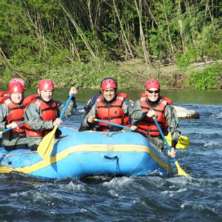 北海道ニセコではラフティングを海外旅行会社の担当者に体験してもらった