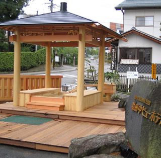 温泉街の活性化へ 足湯 が完成 湯田中ビューホテル 温泉街の活性化へ 足湯 が完成 湯田中ビューホテル