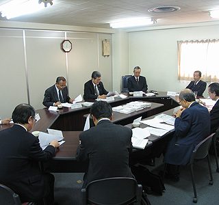 旅行会社から投票されたはがきの結果を慎重に審査する審査会メンバー(本社会議室で)