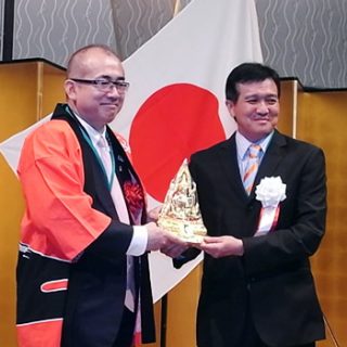 TTAAのワンガナノン会長(右)と溝畑長官