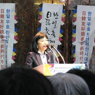 あいさつする首相夫人