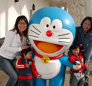 志摩スペイン村にドラえもんが登場 春イベントで 観光経済新聞