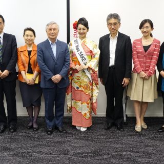 細野会長（左から5人目）、久保田副会長（同7人目）ら推進協議会の役員とミス日本酒（同6人目）