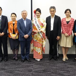 細野会長(左から5人目)、久保田副会長(同7人目)ら推進協議会の役員とミス日本酒(同6人目)