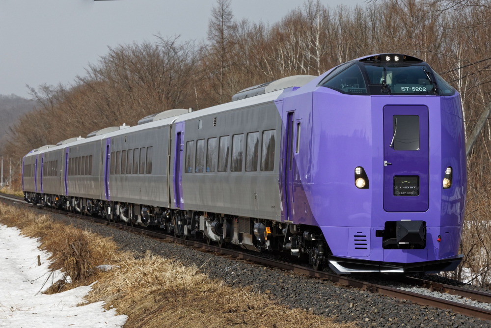 ラベンダー編成 の新列車 札幌 富良野間を初運行 ラベンダー編成 の新列車 札幌 富良野間を初運行