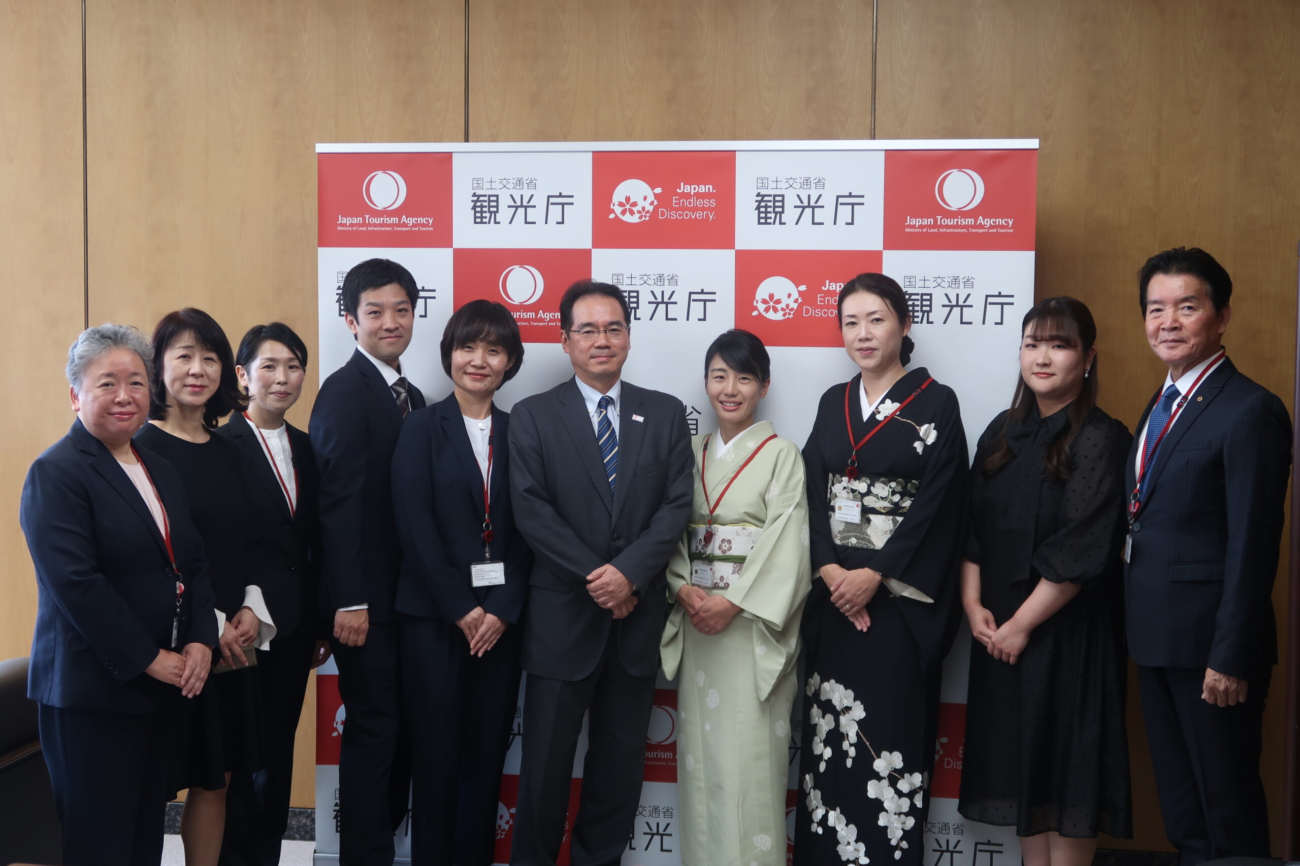 1級合格者6人、観光庁の村田長官、検定の関係者で記念撮影