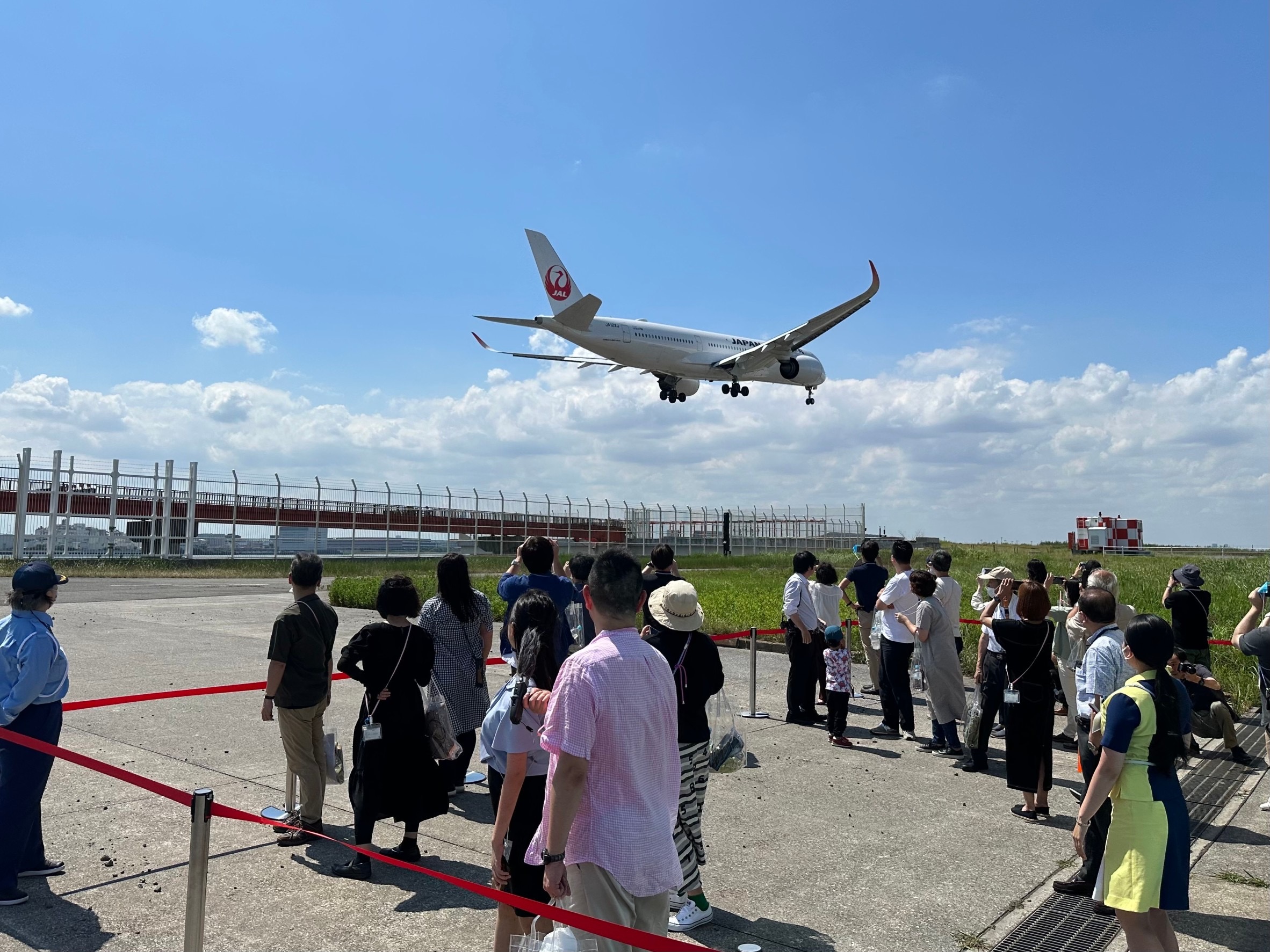制限区域内での航空機見学の様子