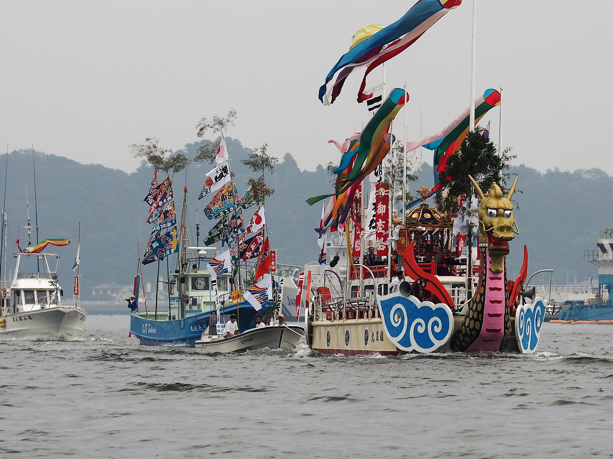 宮城県 塩竃みなと祭りに３万人 大船団が松島湾を巡幸