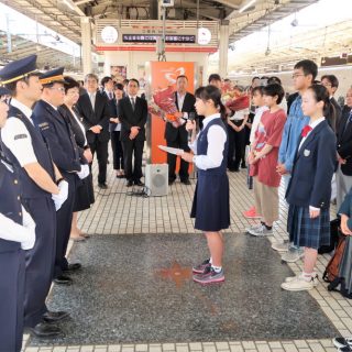 最高の修学旅行に 東京都公立中学校 東京駅で出発式 最高の修学旅行に 東京都公立中学校 東京駅で出発式