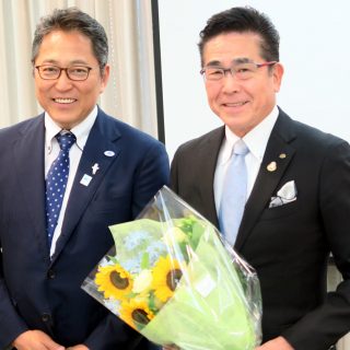 部会長退任で花束を受け取る多田前部会長(右)と中村新部会長