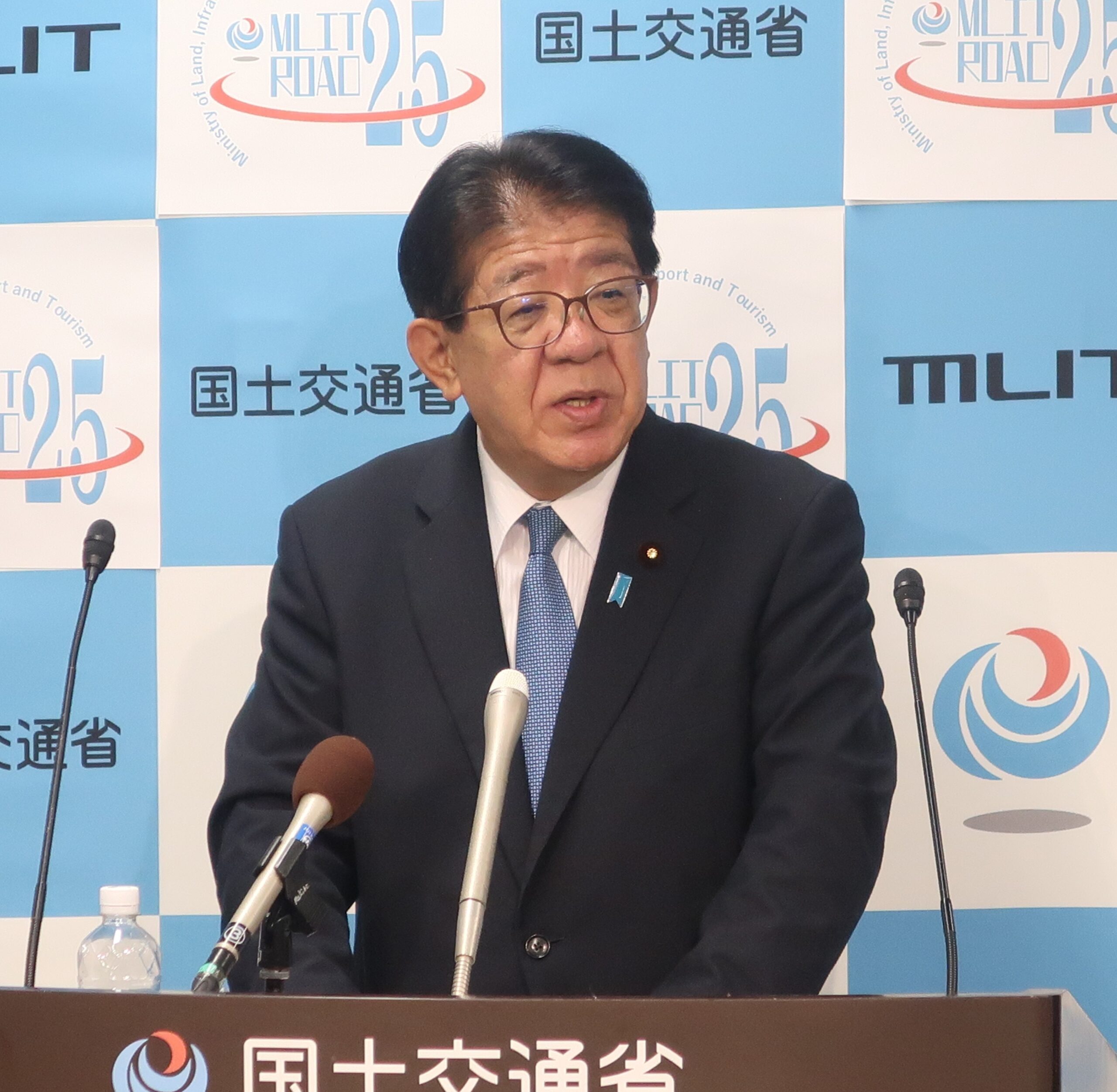 記者団の質問に答える金子国交相