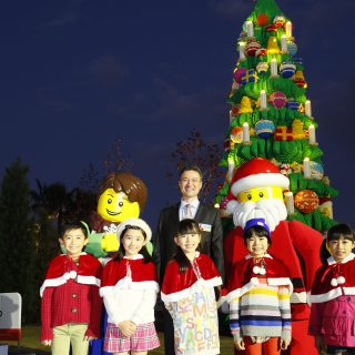 レゴランドにレゴブロックでできた巨大クリスマスツリーが登場 観光経済新聞